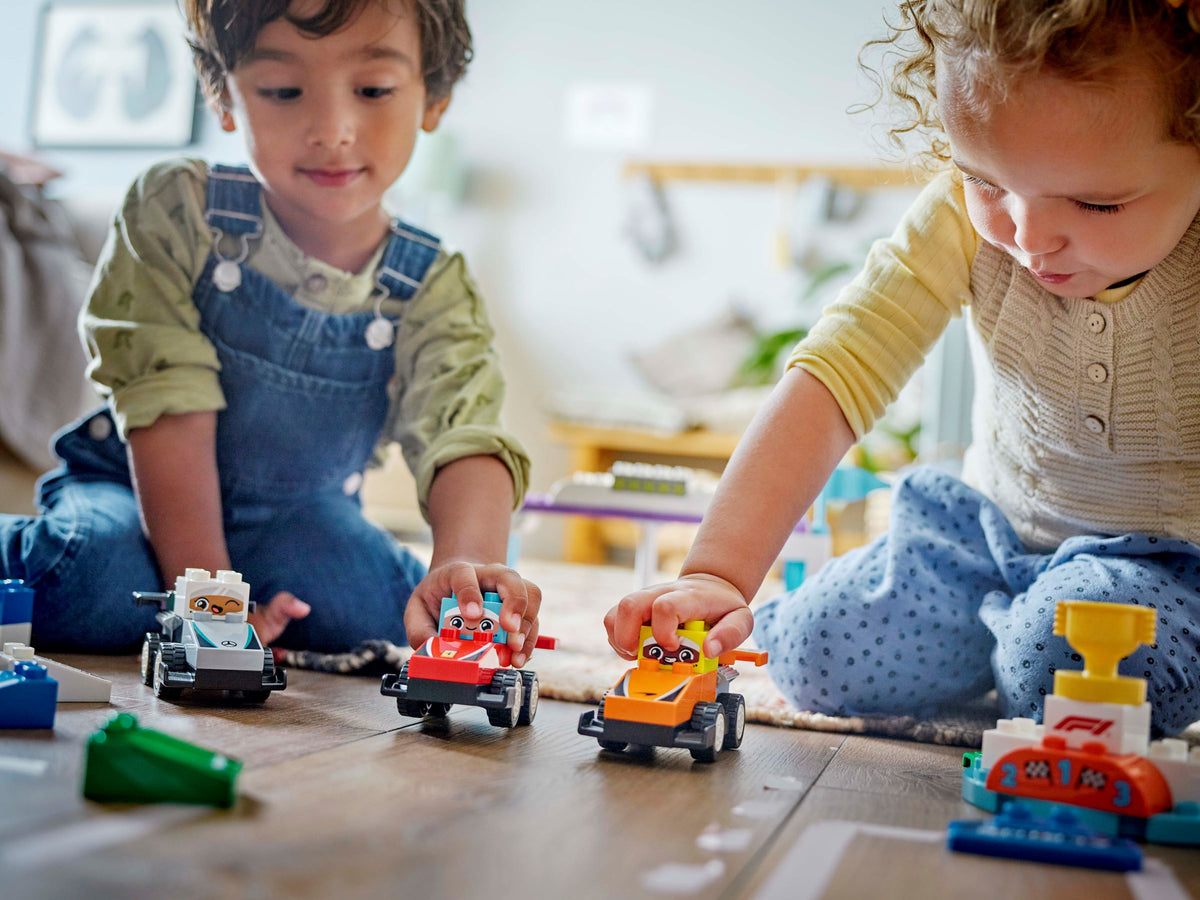 LEGO DUPLO Coches de Carreras y Pilotos del Equipo de F1 10445