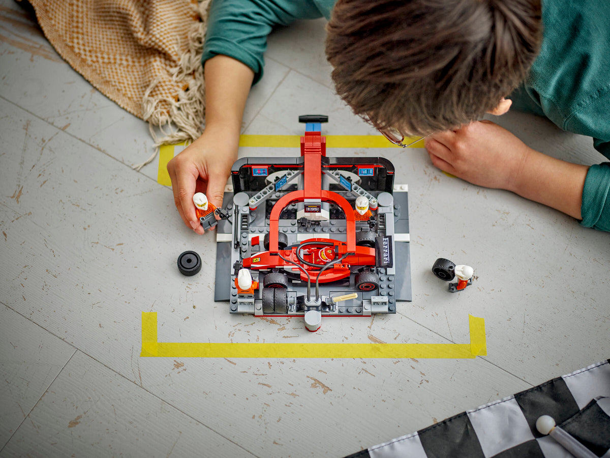 LEGO City Parada en Boxes de F1 y Equipo con Auto Ferrari 60443