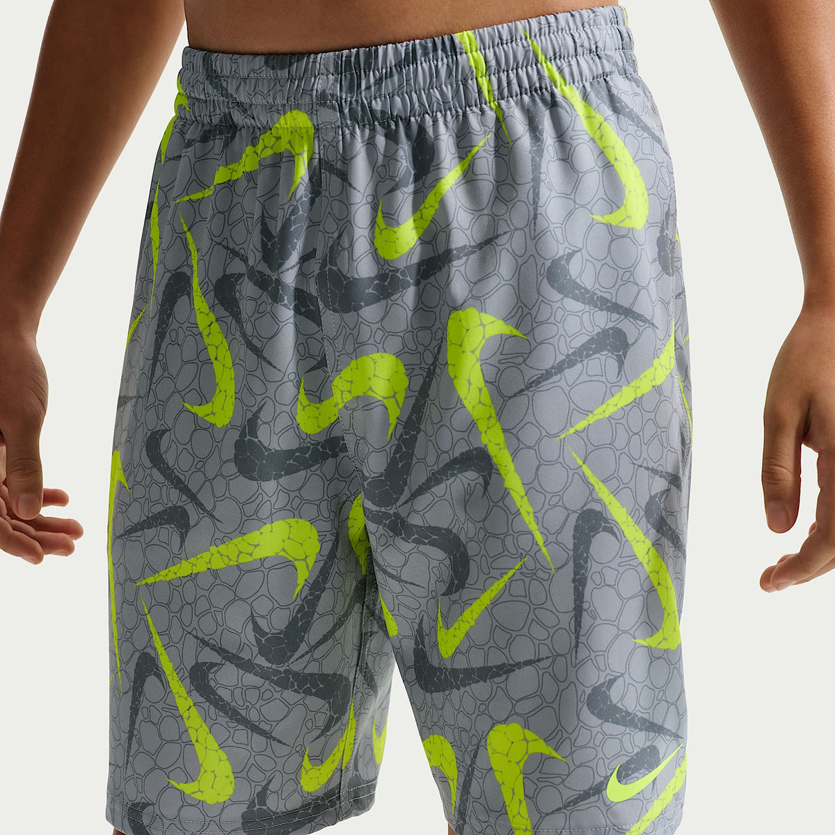 Shorts de playa o alberca con forro de ropa interior de 18 cm para niño talla grande Nike Swim Breaker – Gris lobo – vista 2