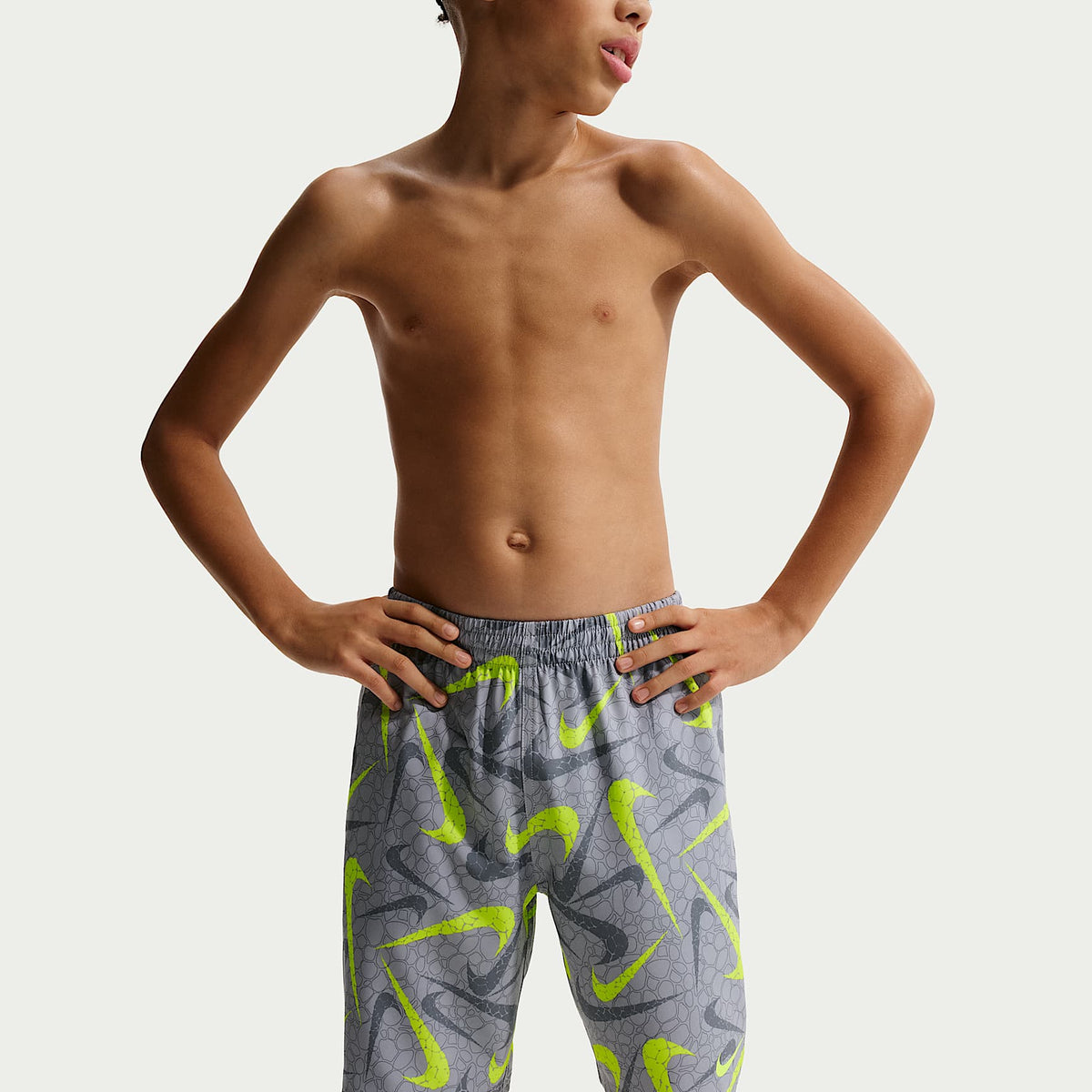 Shorts de playa o alberca con forro de ropa interior de 18 cm para niño talla grande Nike Swim Breaker – Gris lobo – vista 4