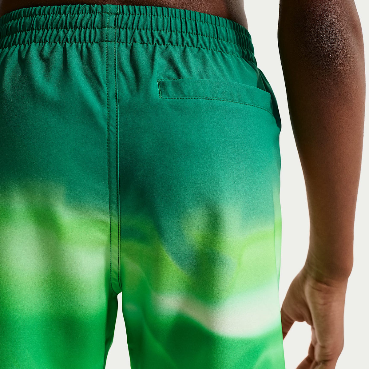 Shorts de playa o alberca con forro de ropa interior de 18 cm para niño talla grande Nike Swim Breaker – Malaquita – vista 3