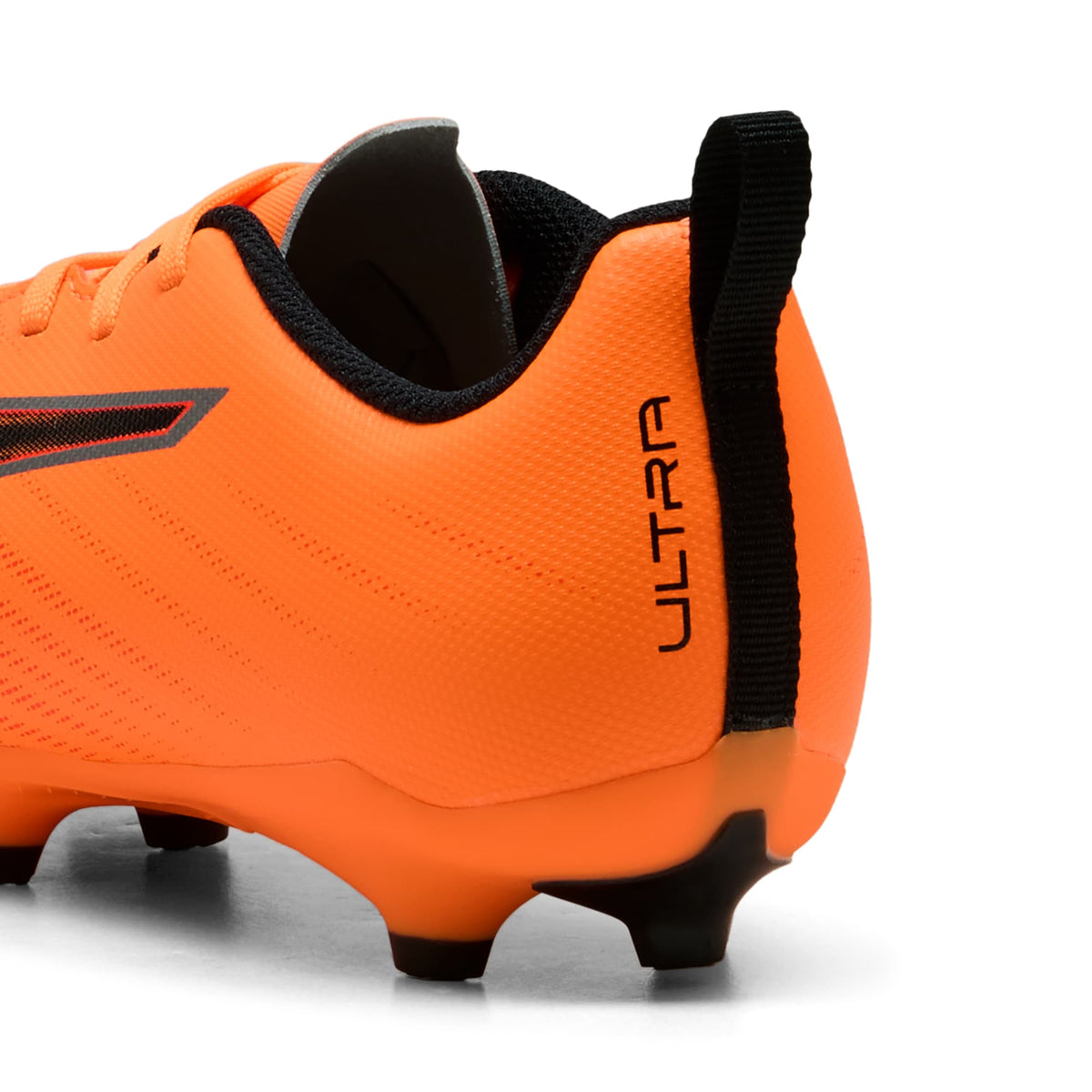 2 Colores, Tacos de fútbol ULTRA 6 PLAY FG/AG para adolescentes – Heat Fire-PUMA Black-Glowing Red – vista 3