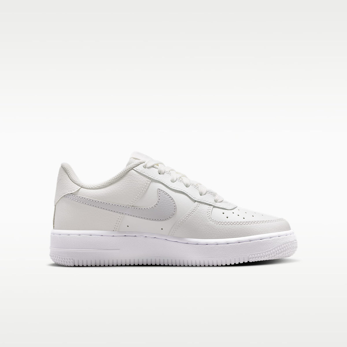 Nike Air Force 1 Essential+ – Blanco cumbre/Tinte platino/Blanco/Gris vasto – vista 3