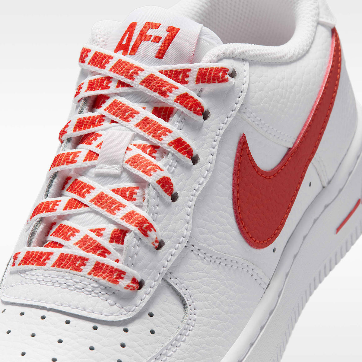 Nike Air Force 1 Low – Blanco/Blanco/Rojo picante – vista 7