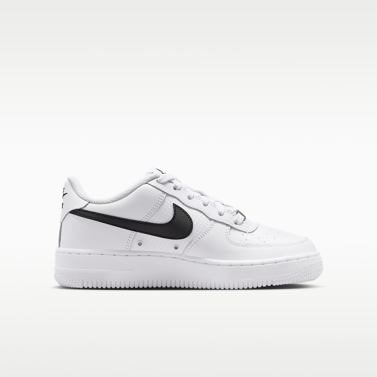 Nike Air Force 1 Tech – Blanco/Blanco/Negro – vista 3