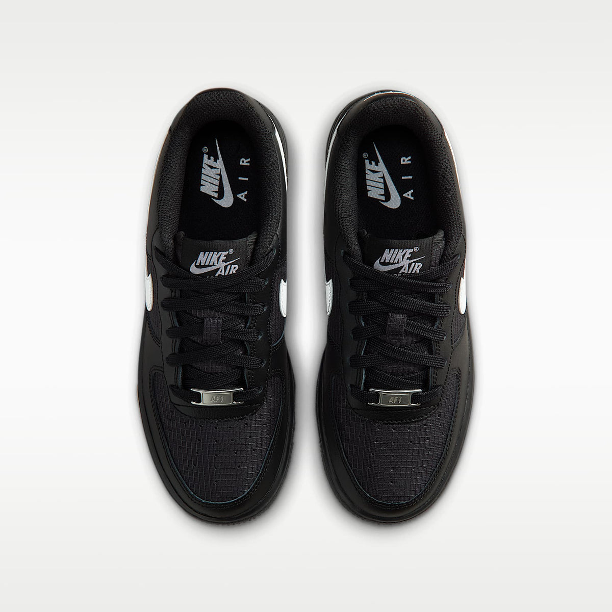 Nike Air Force 1 Tech – Negro/Negro/Blanco – vista 4