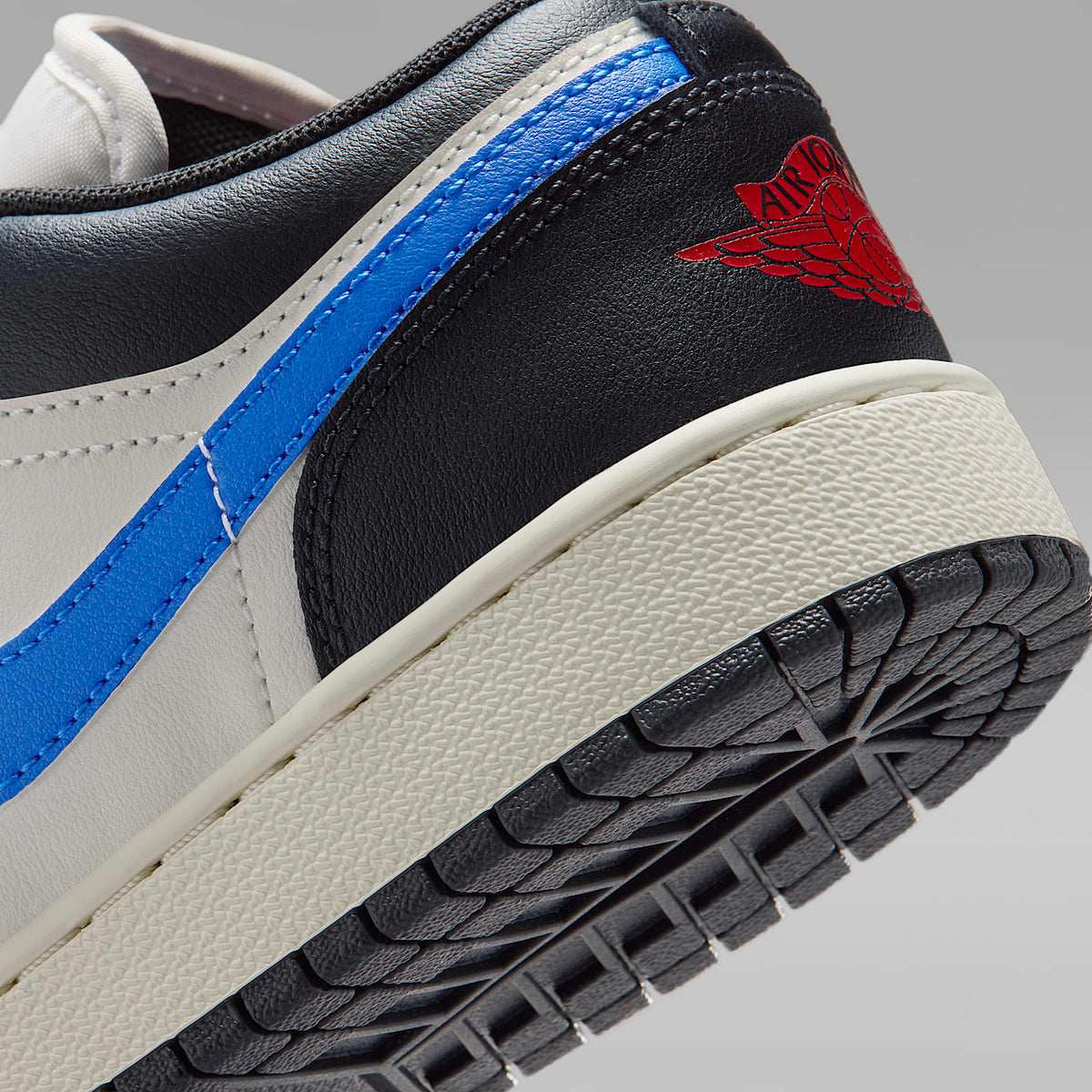 Air Jordan 1 Low – Fantasma/Vela/Sombrío apagado/Rojo universitario – vista 8