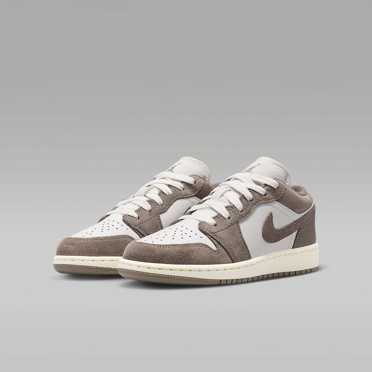 Air Jordan 1 Low – Gris oliva/Blanco cumbre/Marfil pálido/Piedra enigma – vista 5