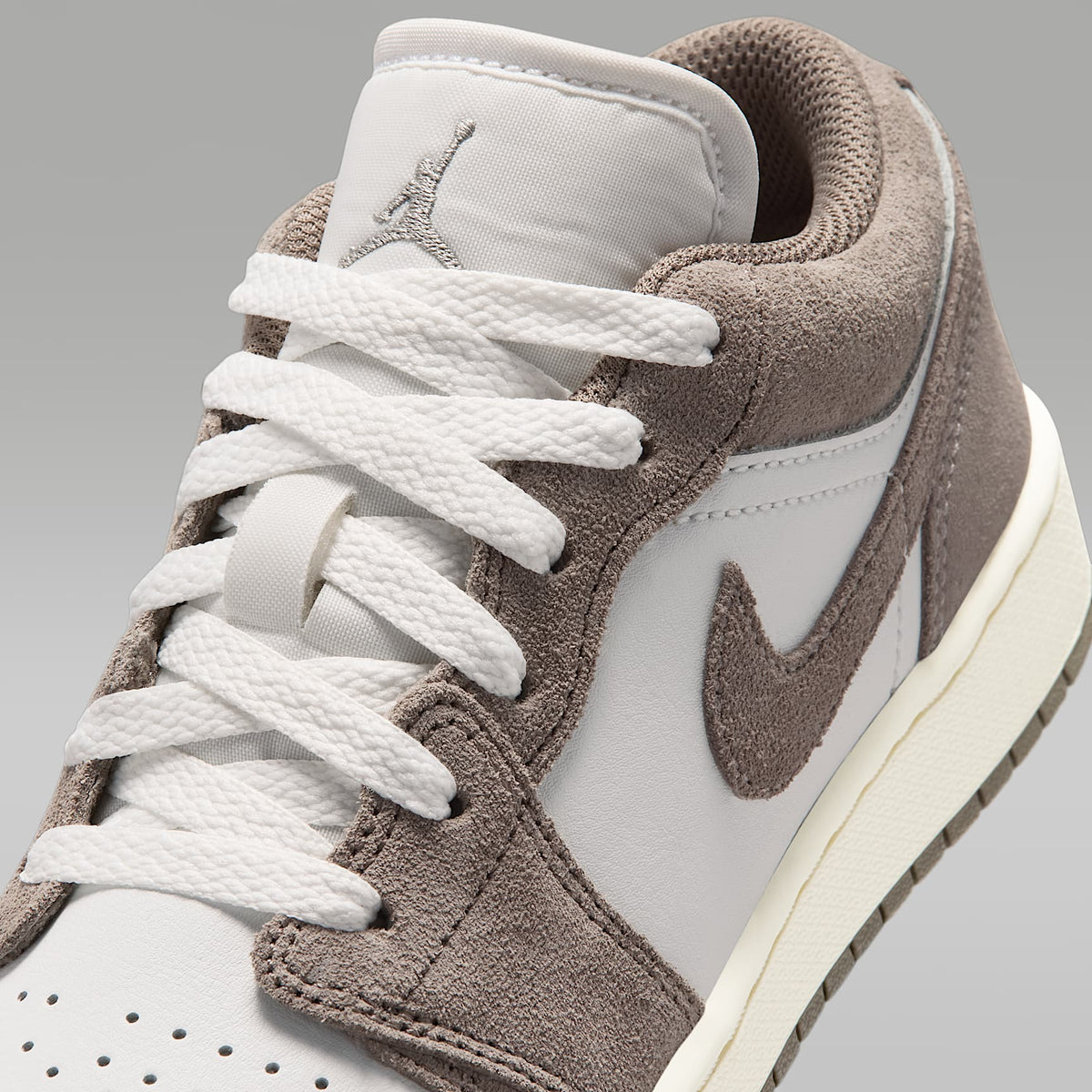 Air Jordan 1 Low – Gris oliva/Blanco cumbre/Marfil pálido/Piedra enigma – vista 7