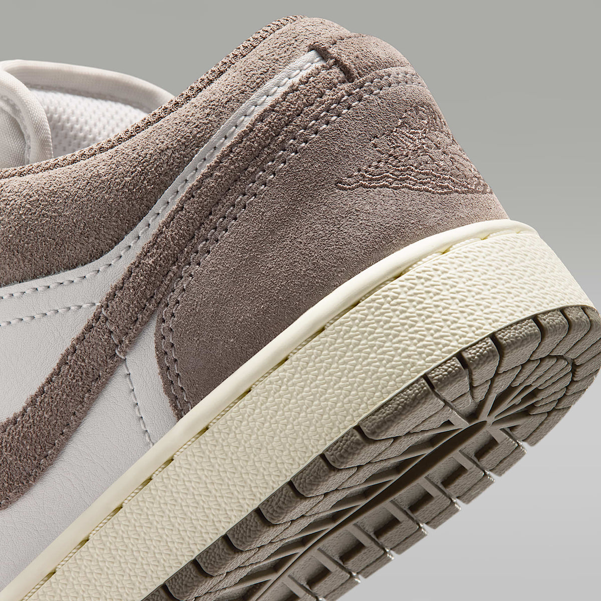 Air Jordan 1 Low – Gris oliva/Blanco cumbre/Marfil pálido/Piedra enigma – vista 8