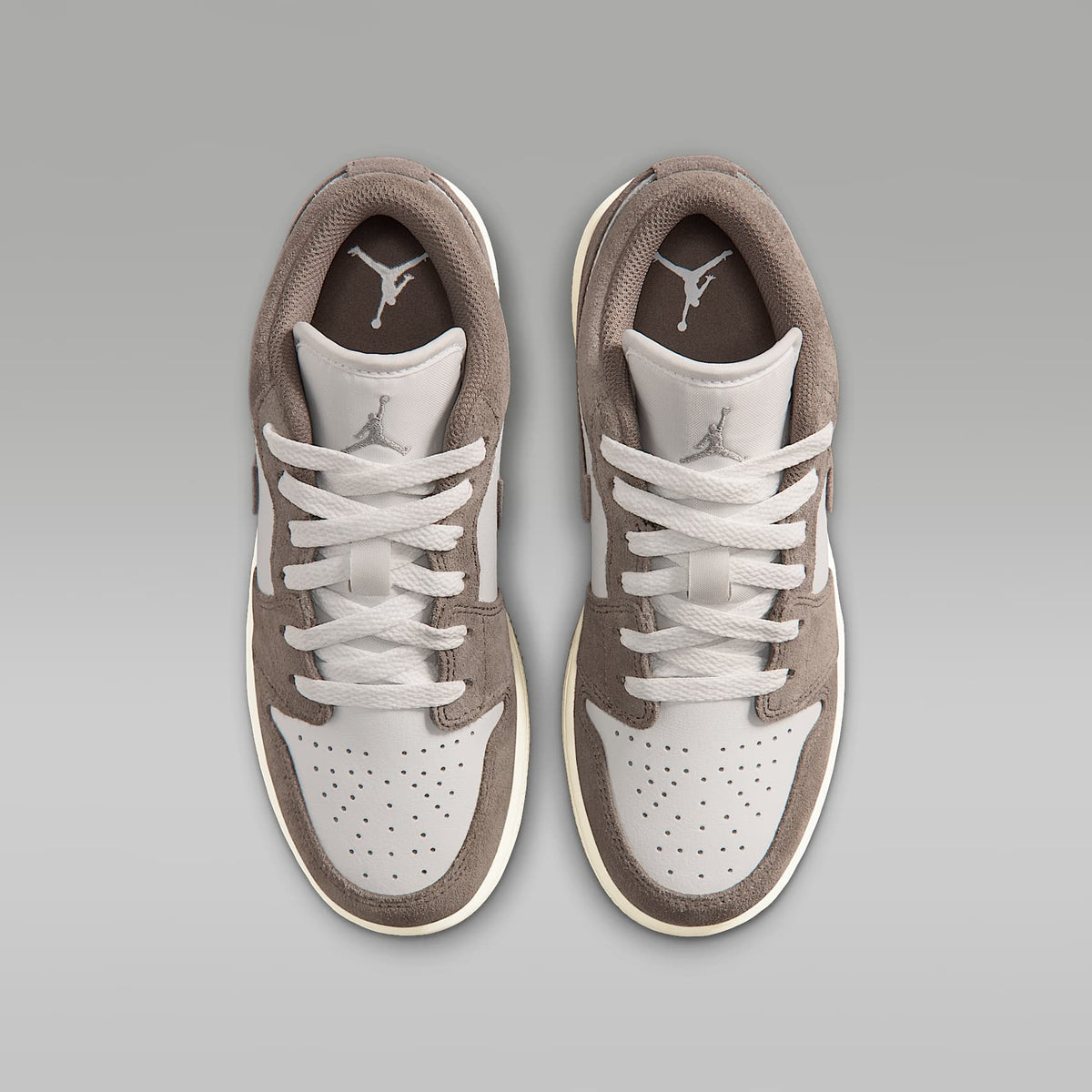 Air Jordan 1 Low – Gris oliva/Blanco cumbre/Marfil pálido/Piedra enigma – vista 4
