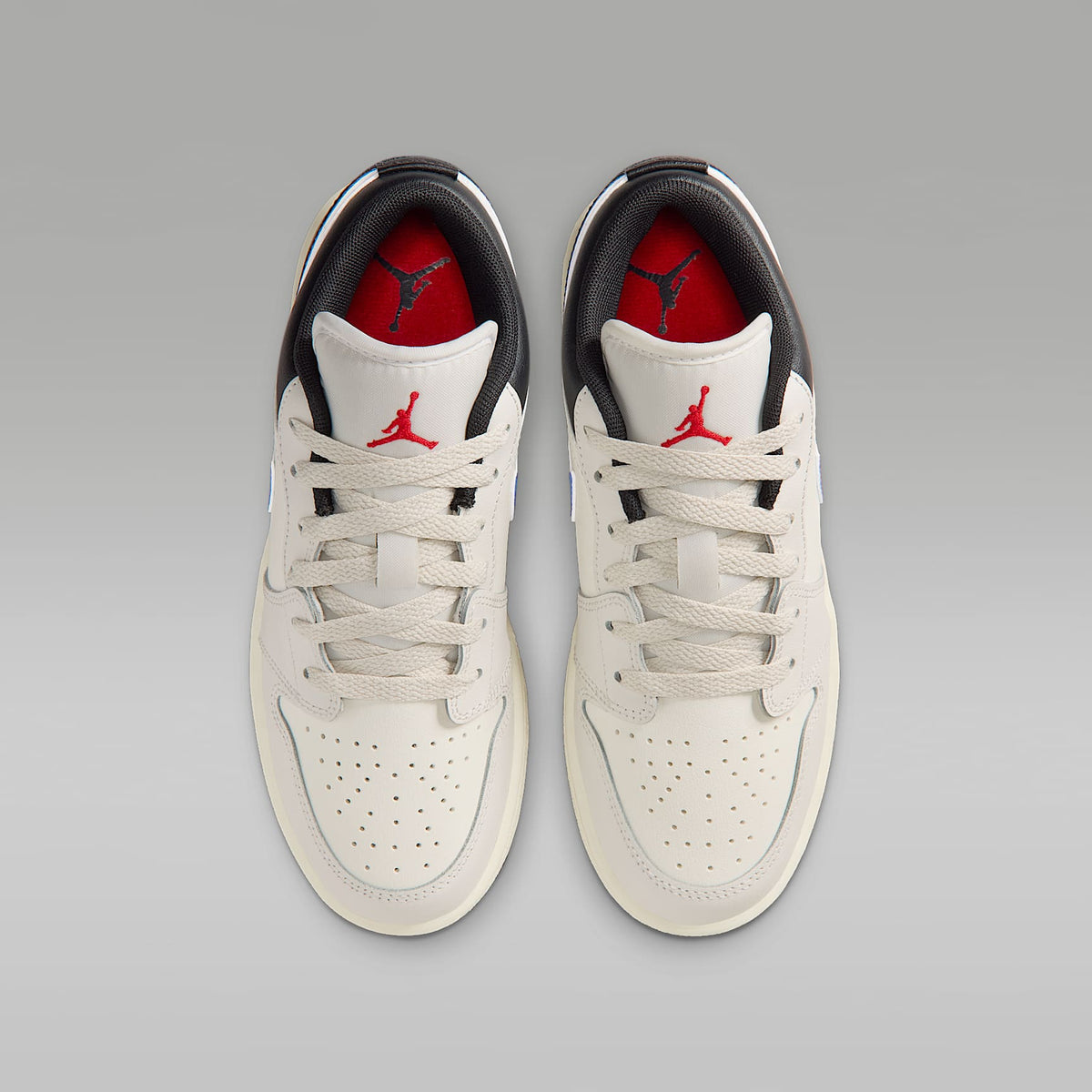 Air Jordan 1 Low – Fantasma/Vela/Sombrío apagado/Rojo universitario – vista 4