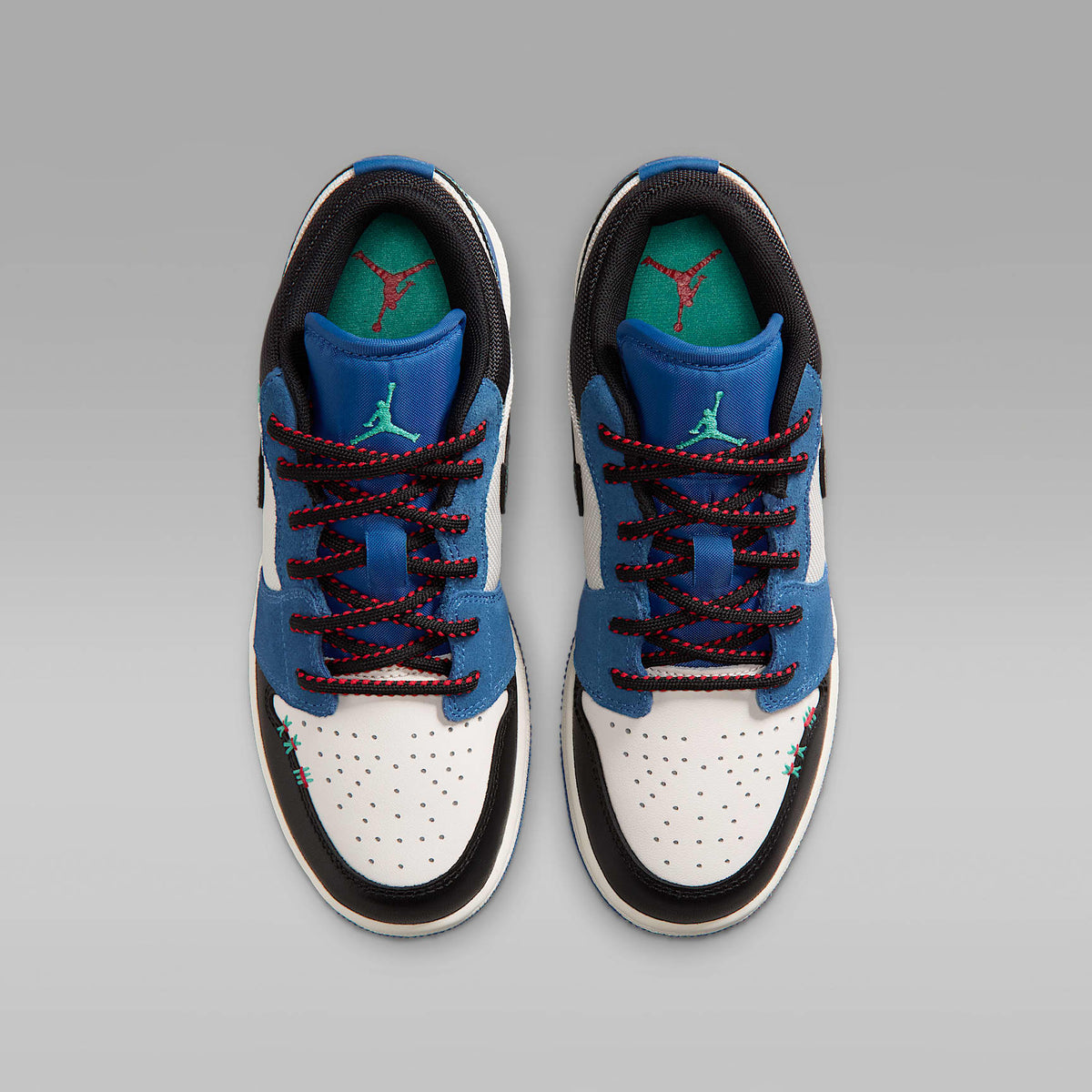Air Jordan 1 Low SE – Azul genuino/Rojo universitario/Verde cinético/Negro – vista 4