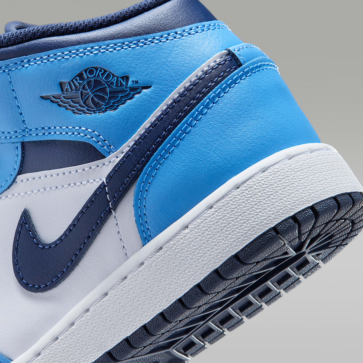 Air Jordan 1 Mid – Azul universitario/Blanco/Vela/Azul marino medianoche – vista 8
