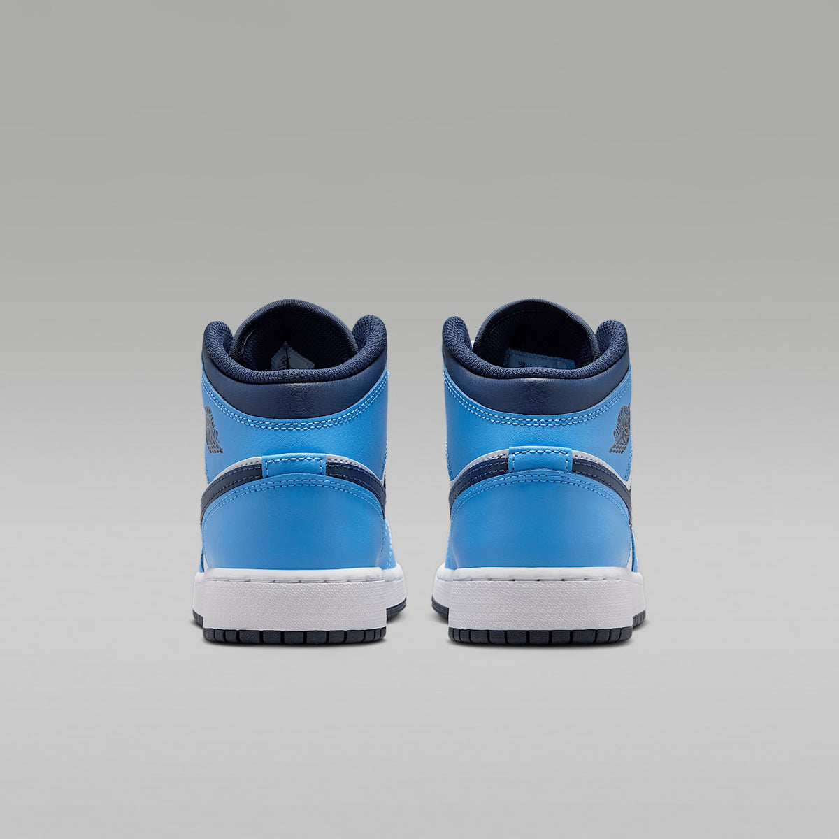 Air Jordan 1 Mid – Azul universitario/Blanco/Vela/Azul marino medianoche – vista 6