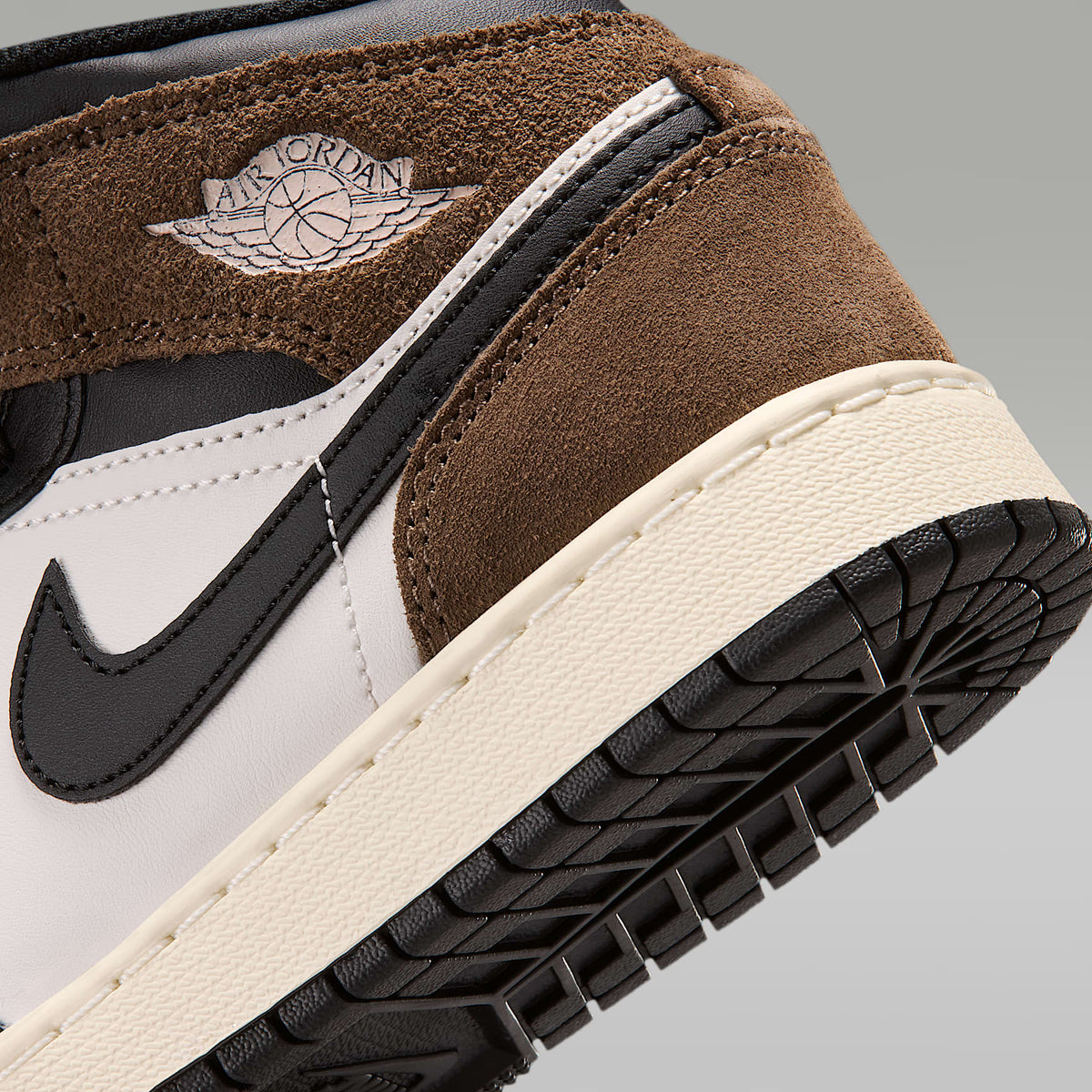 Air Jordan 1 Mid – Negro/Pelaje pardo/Rojo universitario/Fantasma – vista 8