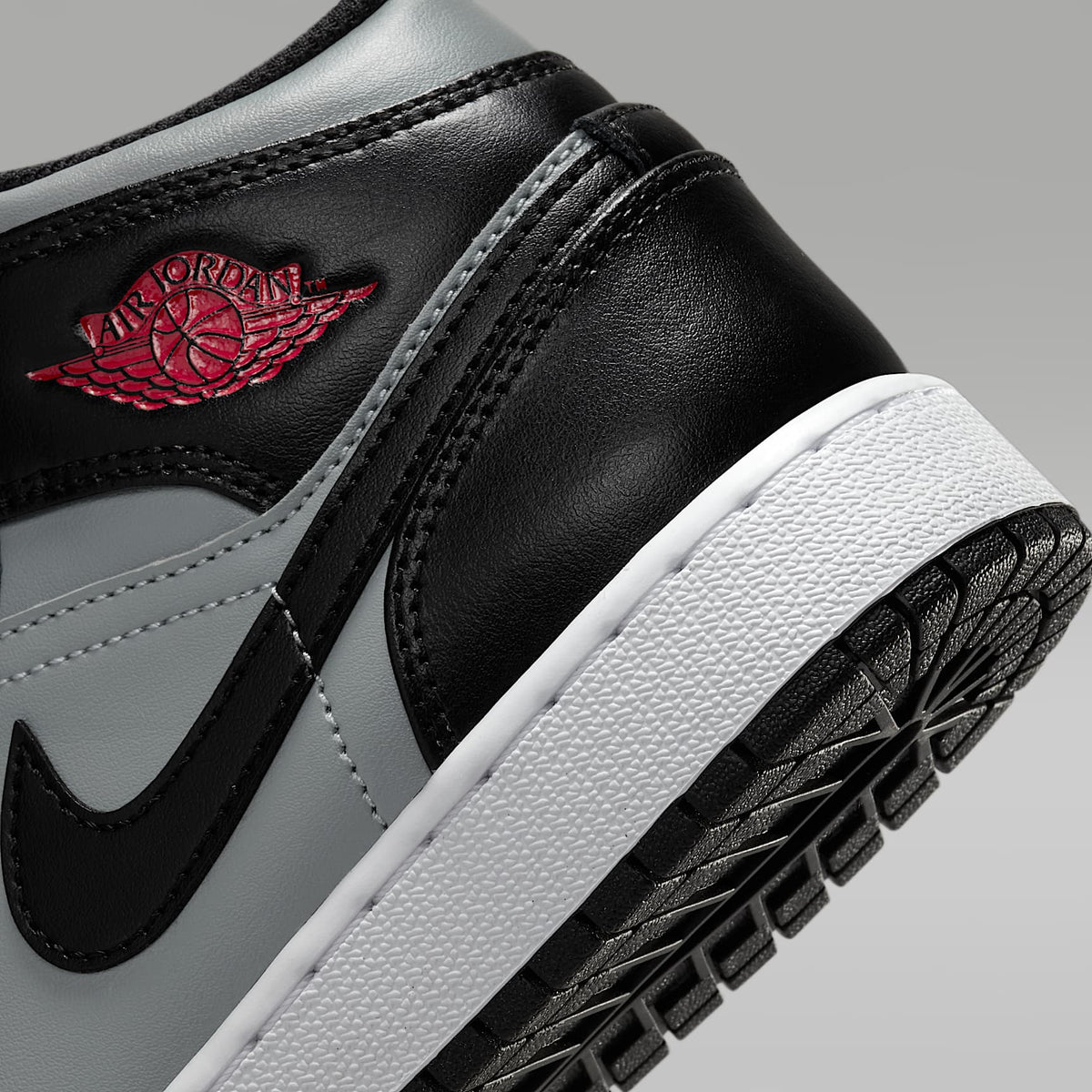 Jordan 1 Mid – Negro/Gris partícula/Blanco/Rojo gimnasio – vista 8