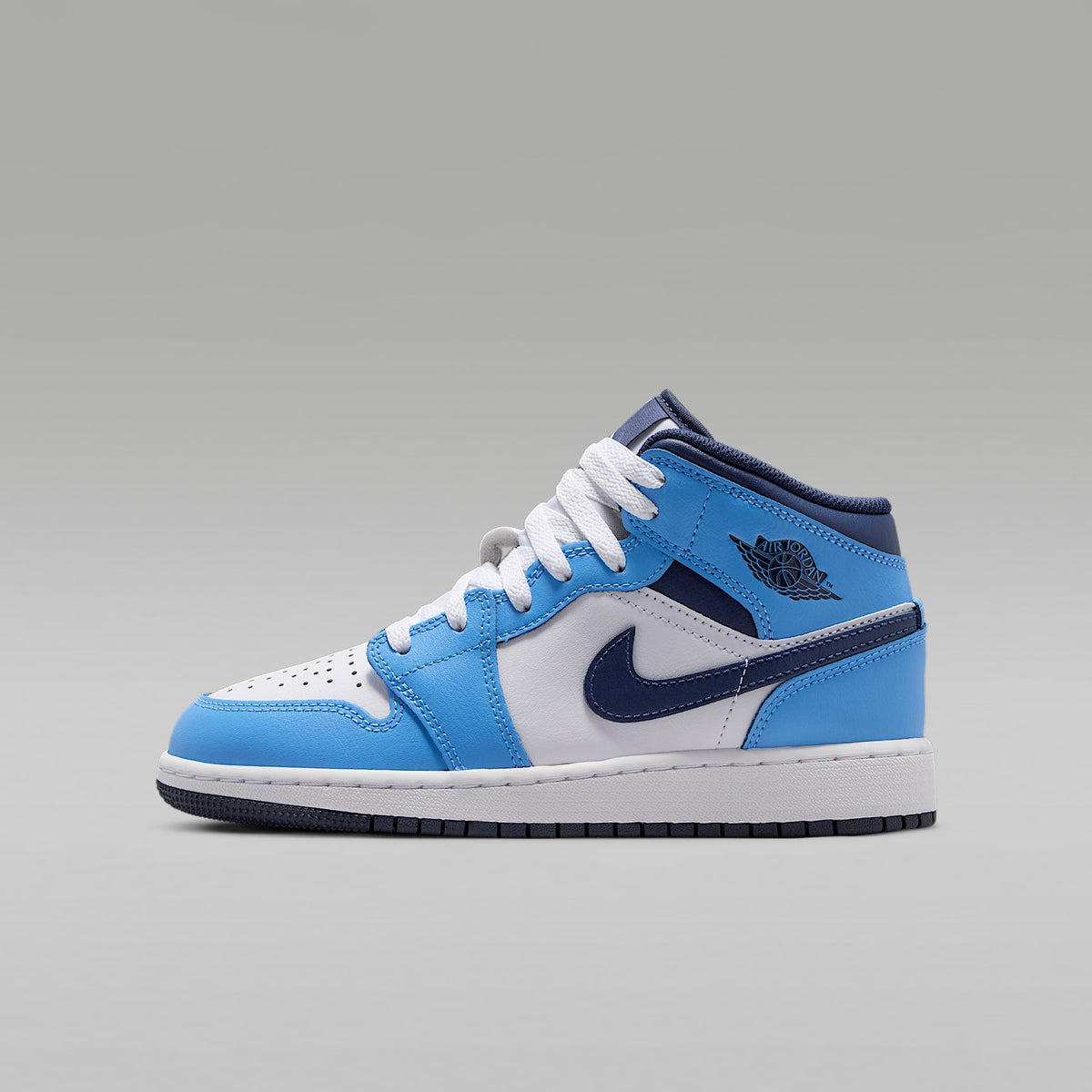 Air Jordan 1 Mid – Azul universitario/Blanco/Vela/Azul marino medianoche – vista 1
