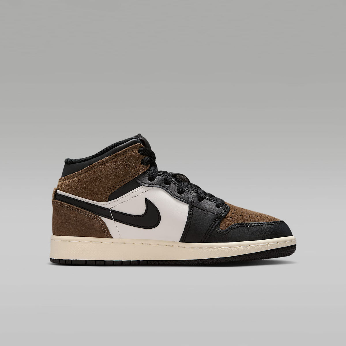Air Jordan 1 Mid – Negro/Pelaje pardo/Rojo universitario/Fantasma – vista 3