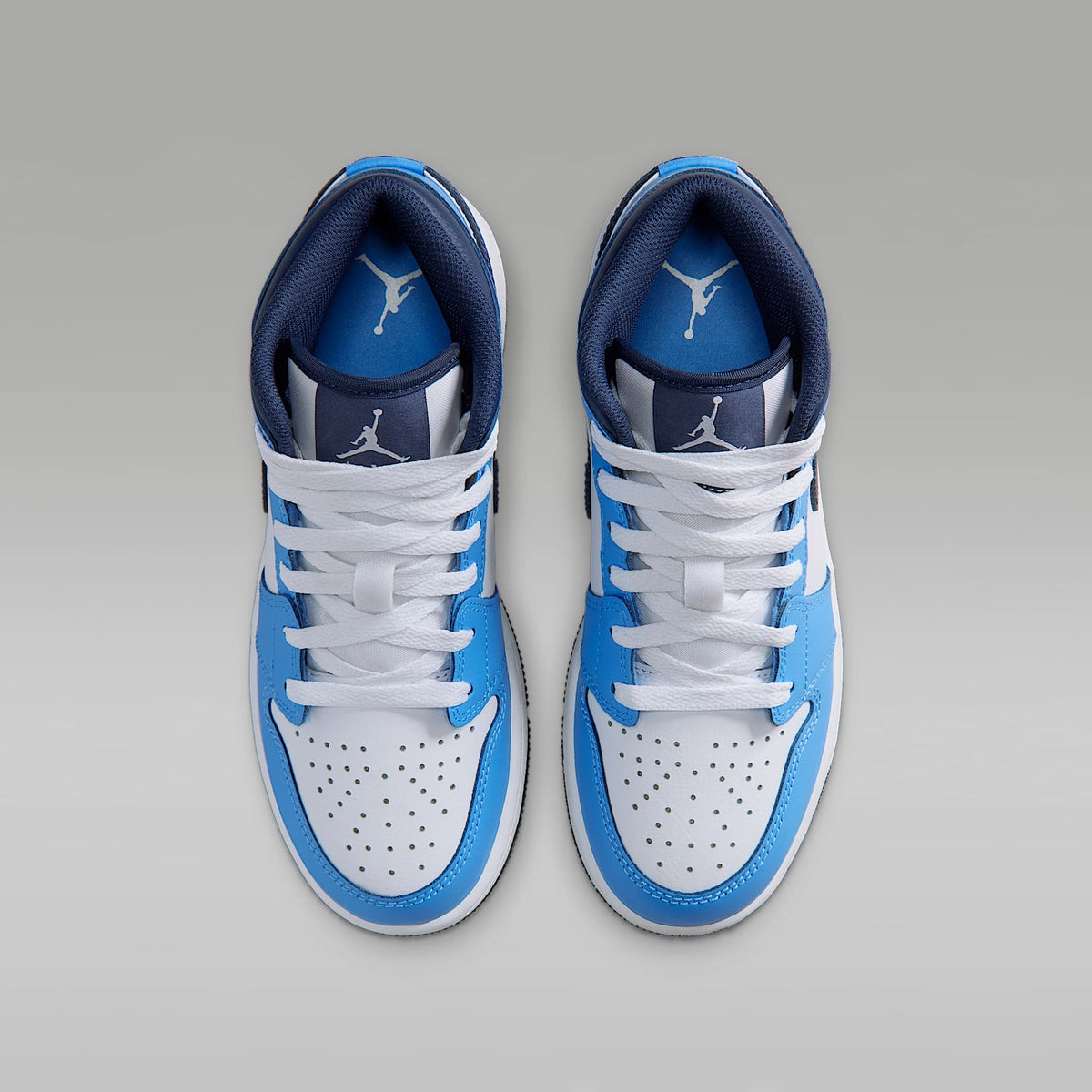 Air Jordan 1 Mid – Azul universitario/Blanco/Vela/Azul marino medianoche – vista 4