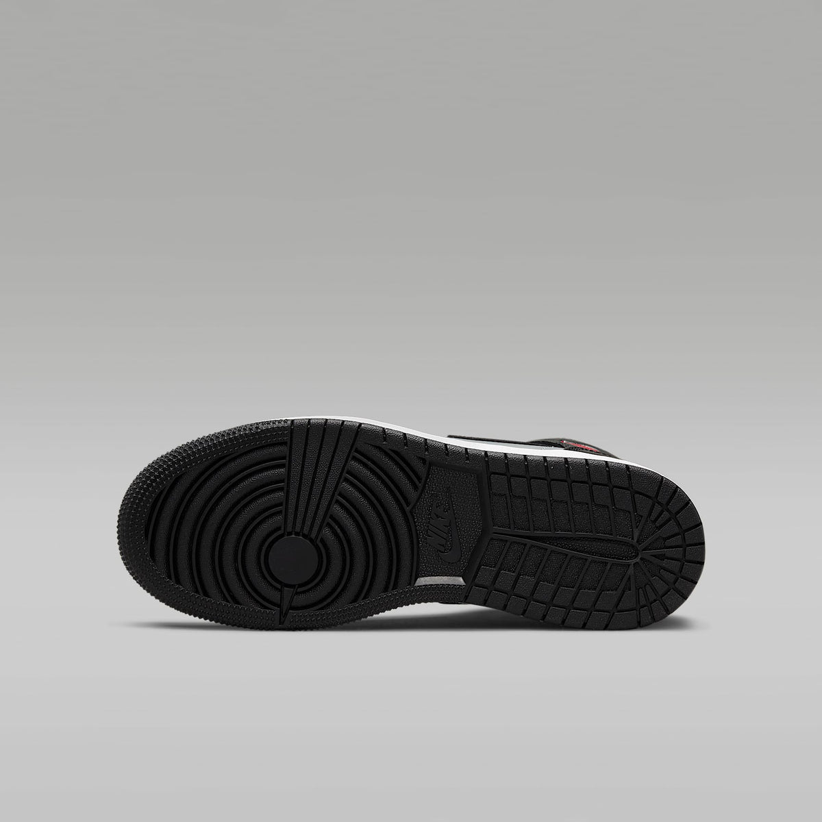 Jordan 1 Mid – Negro/Gris partícula/Blanco/Rojo gimnasio – vista 2