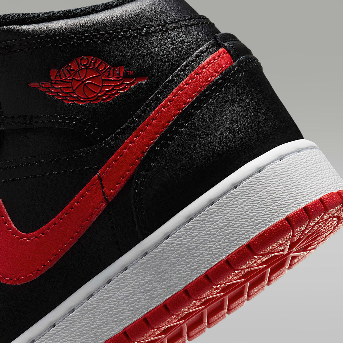 Air Jordan 1 Mid – Negro/Blanco/Rojo universitario – vista 8