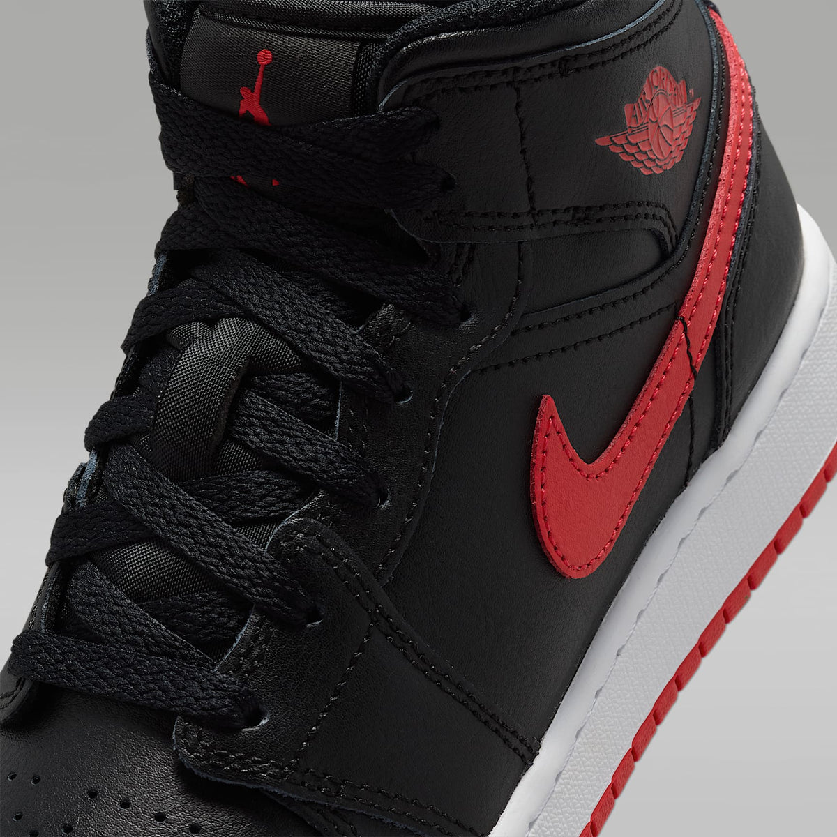 Air Jordan 1 Mid – Negro/Blanco/Rojo universitario – vista 7