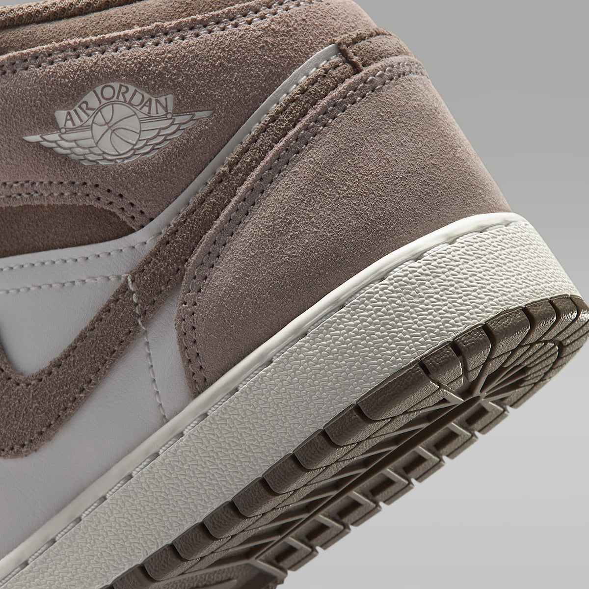 Air Jordan 1 Mid – Piedra enigma/Blanco cumbre/Gris oliva – vista 8