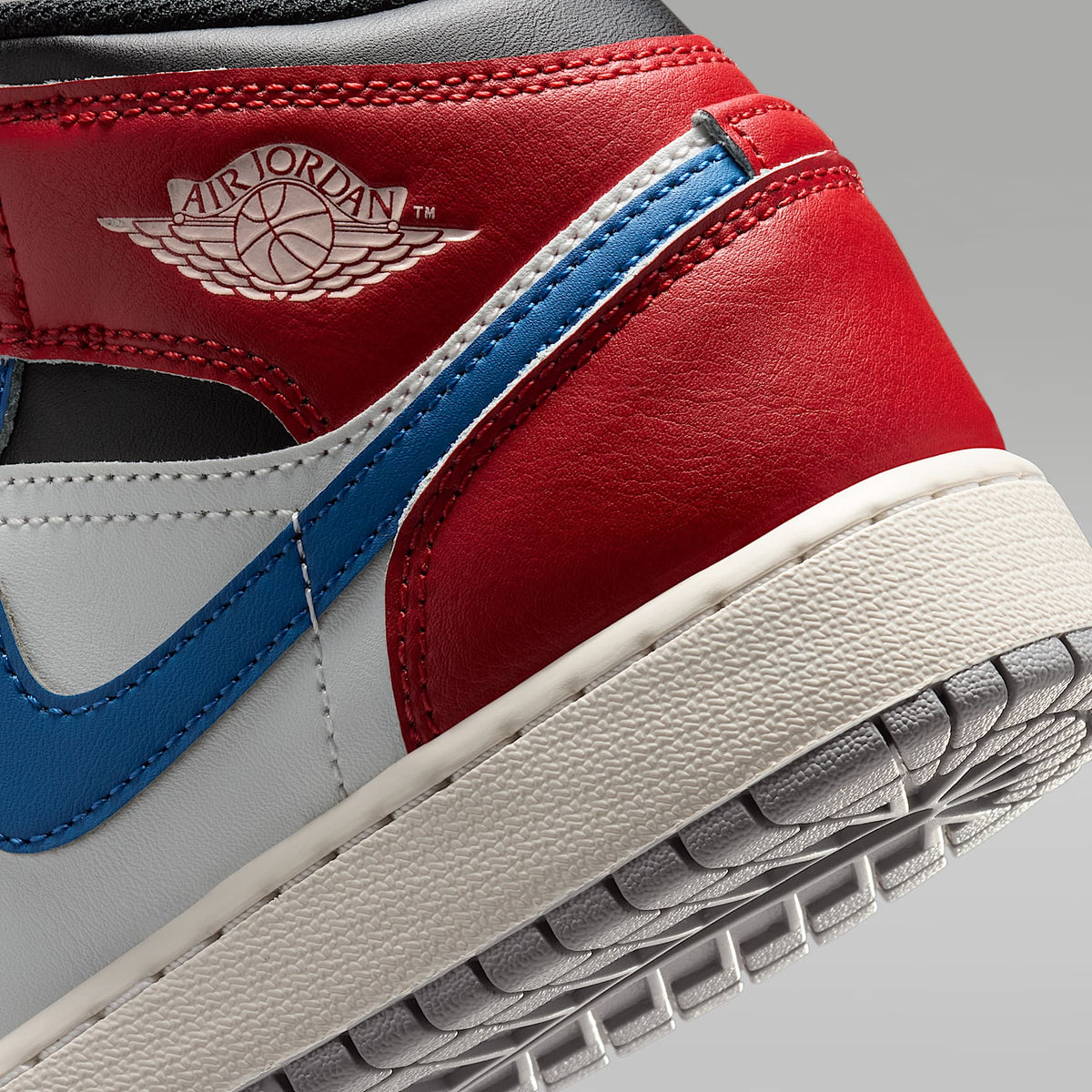 Air Jordan 1 Mid – Azul genuino/Rojo universitario/Negro/Blanco cumbre – vista 8