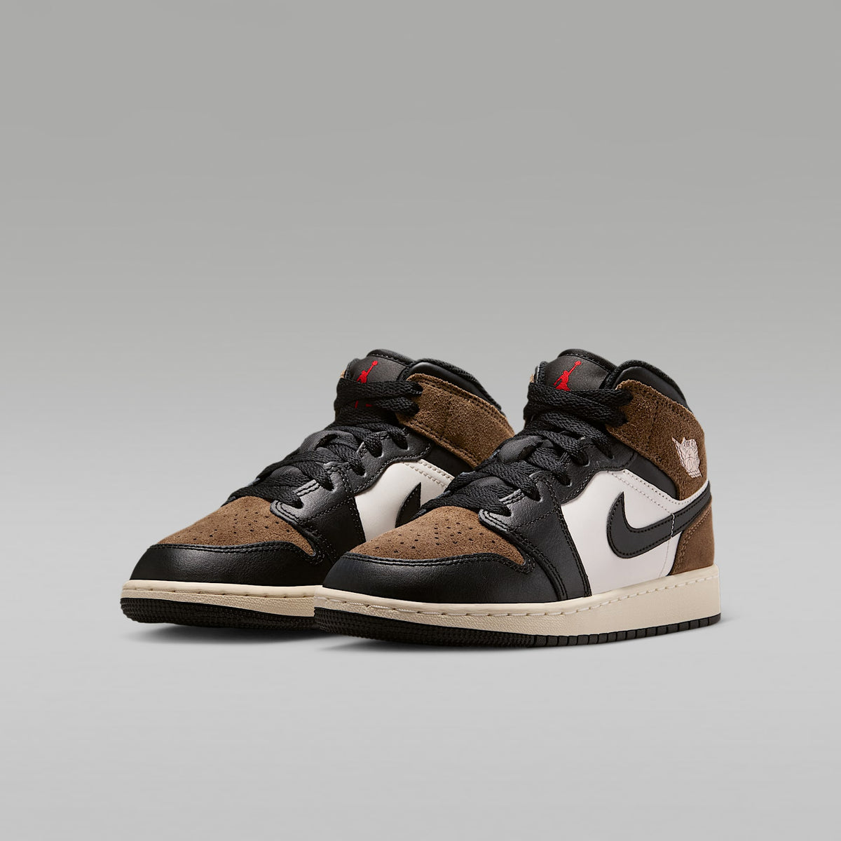 Air Jordan 1 Mid – Negro/Pelaje pardo/Rojo universitario/Fantasma – vista 5