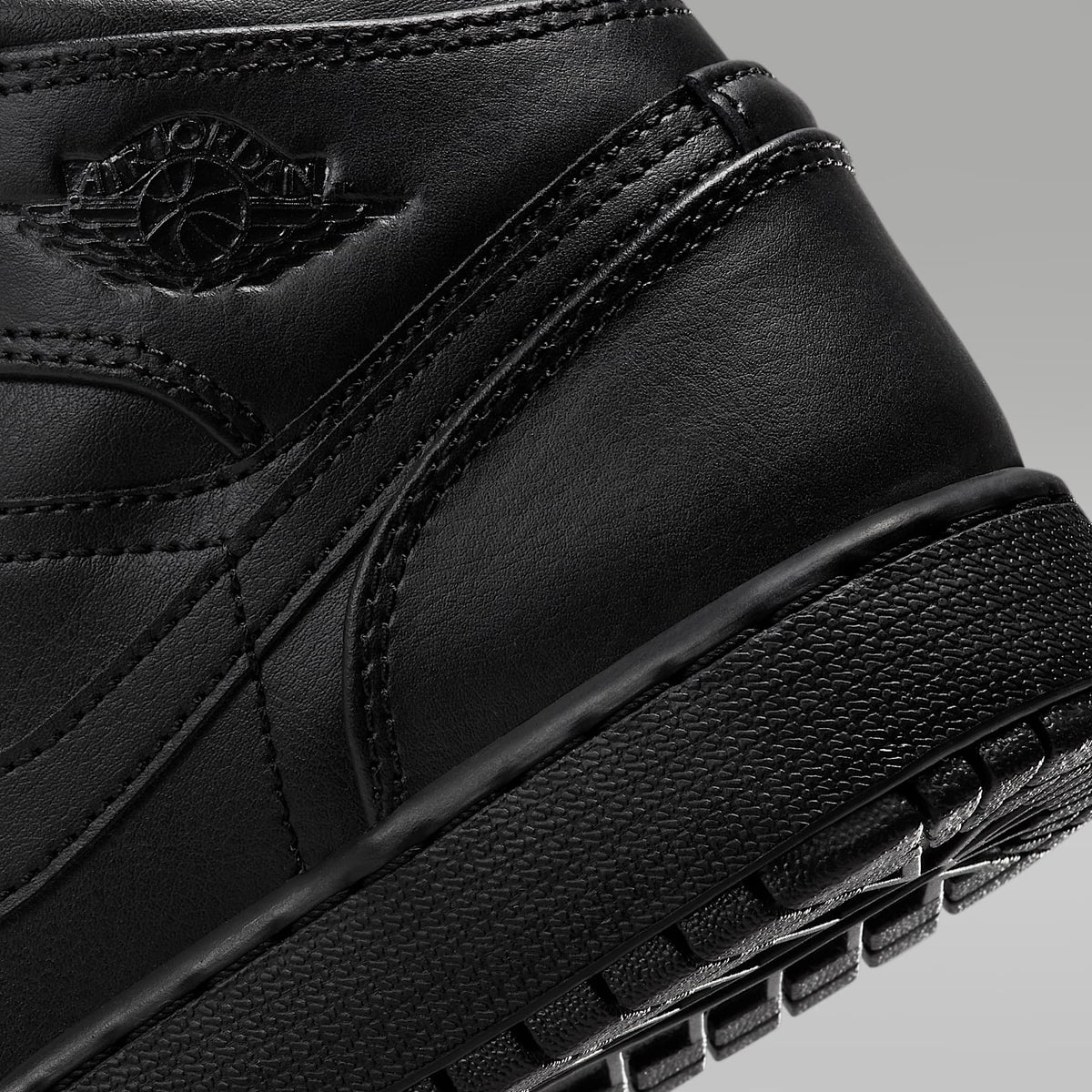Jordan 1 Mid – Negro/Negro/Negro – vista 8