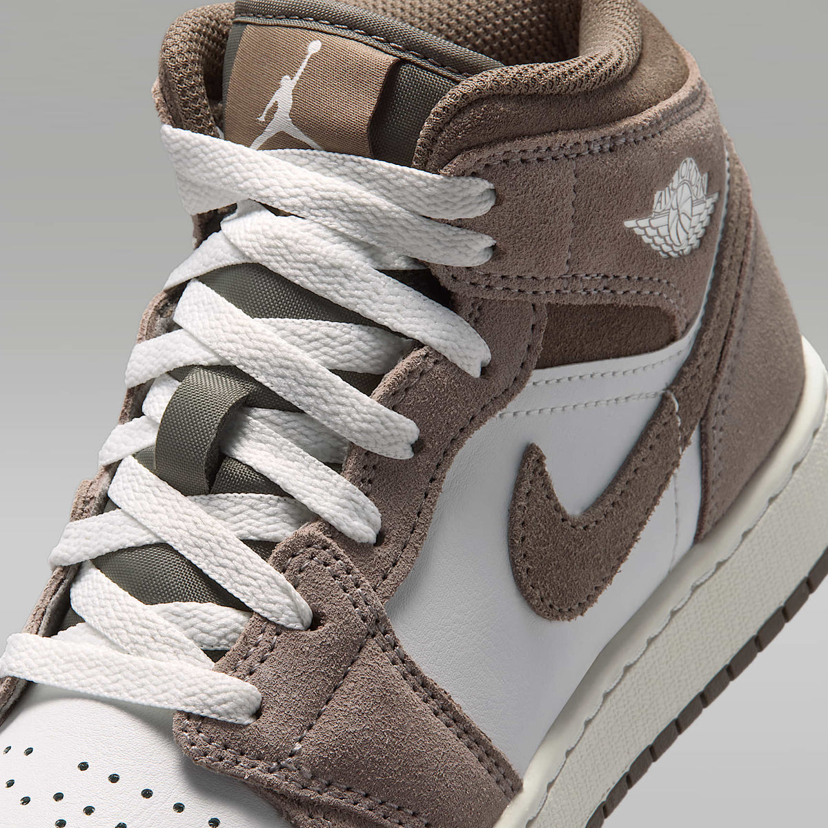 Air Jordan 1 Mid – Piedra enigma/Blanco cumbre/Gris oliva – vista 7