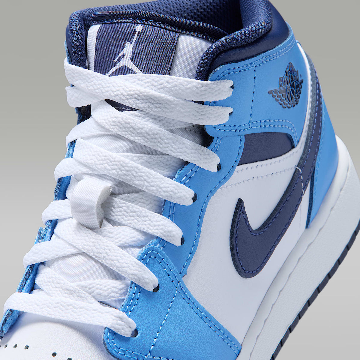 Air Jordan 1 Mid – Azul universitario/Blanco/Vela/Azul marino medianoche – vista 7