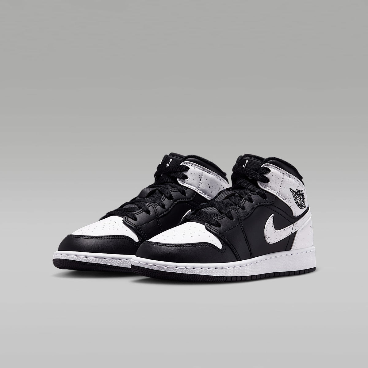 Air Jordan 1 Mid – Negro/Negro/Blanco – vista 5