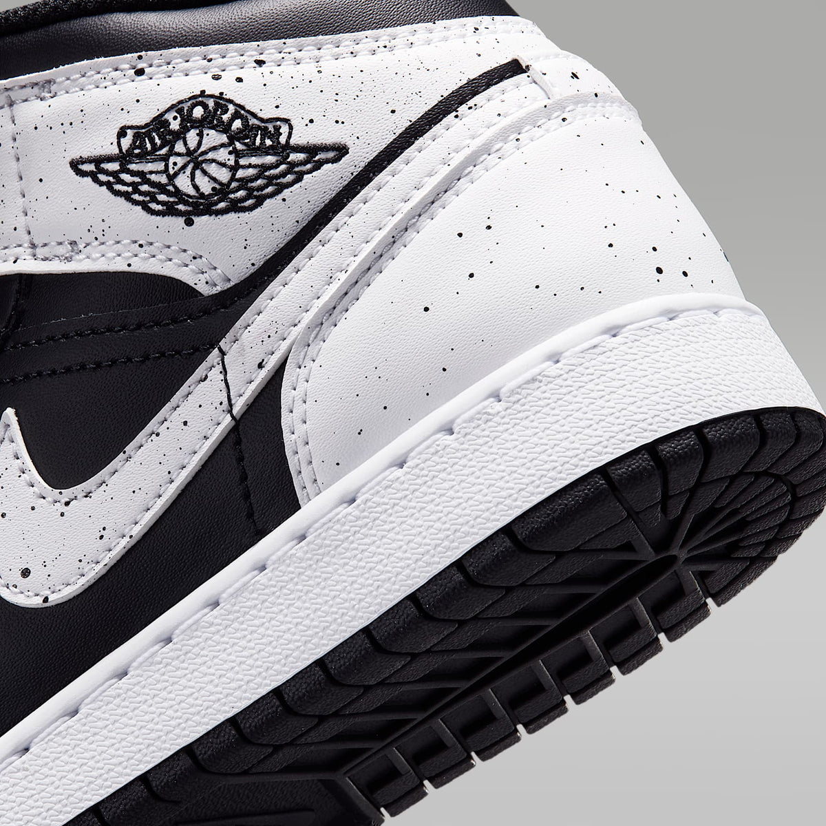 Air Jordan 1 Mid – Negro/Negro/Blanco – vista 8