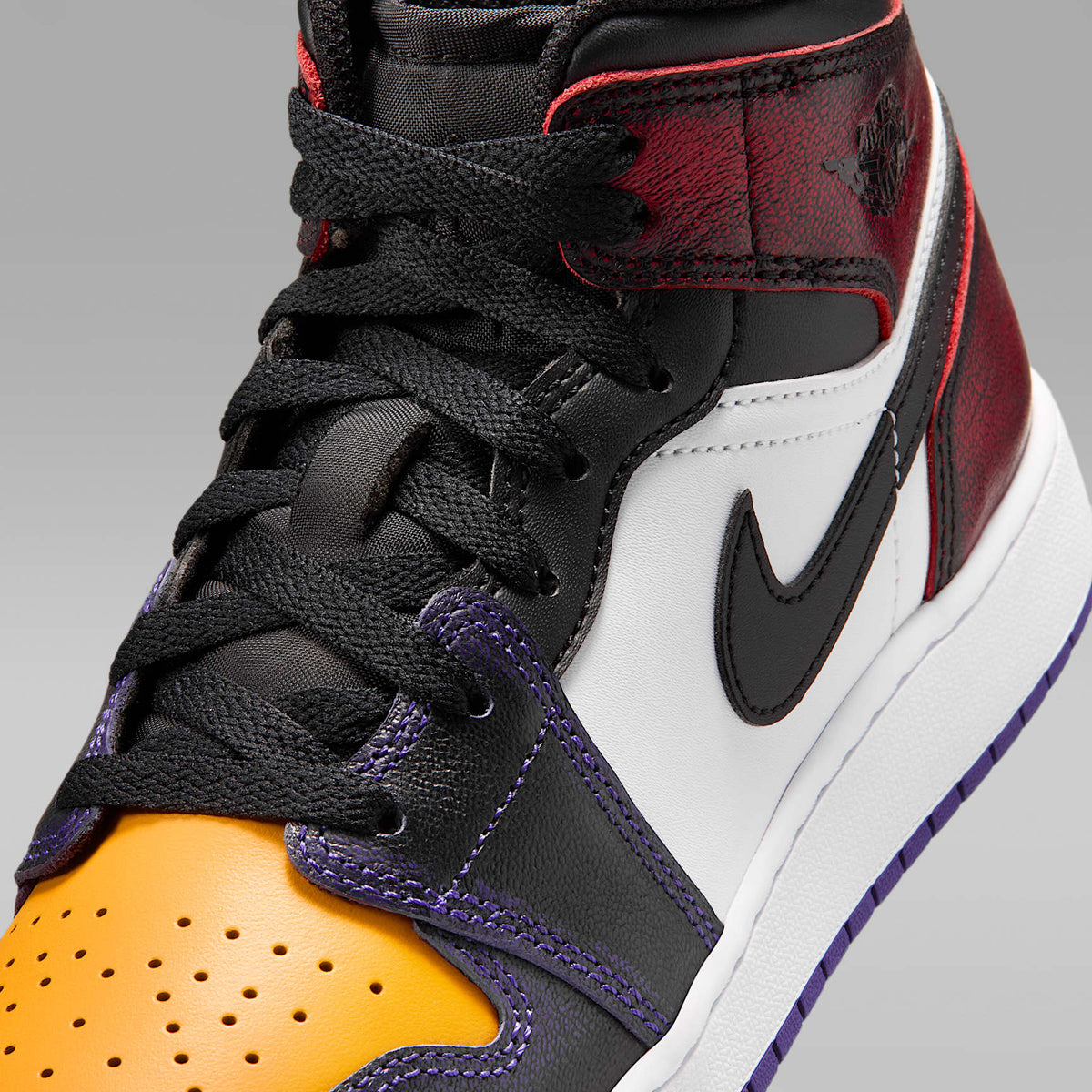 Air Jordan 1 Mid SE – Rojo genuino/Blanco/Morado cancha/Negro – vista 7