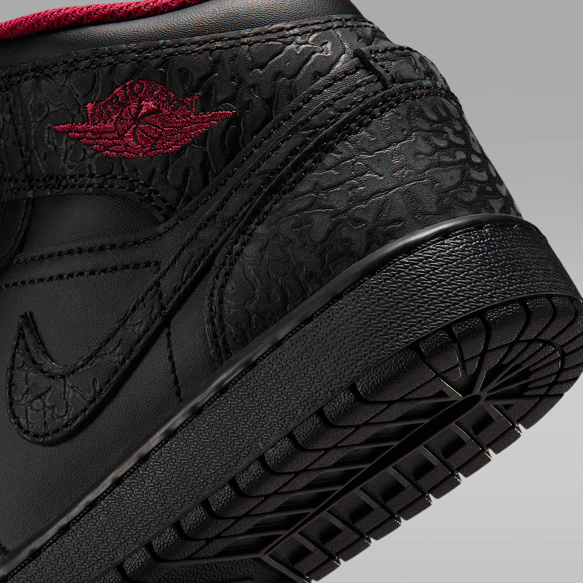 Air Jordan 1 Mid SE – Negro/Negro/Rojo duro – vista 8