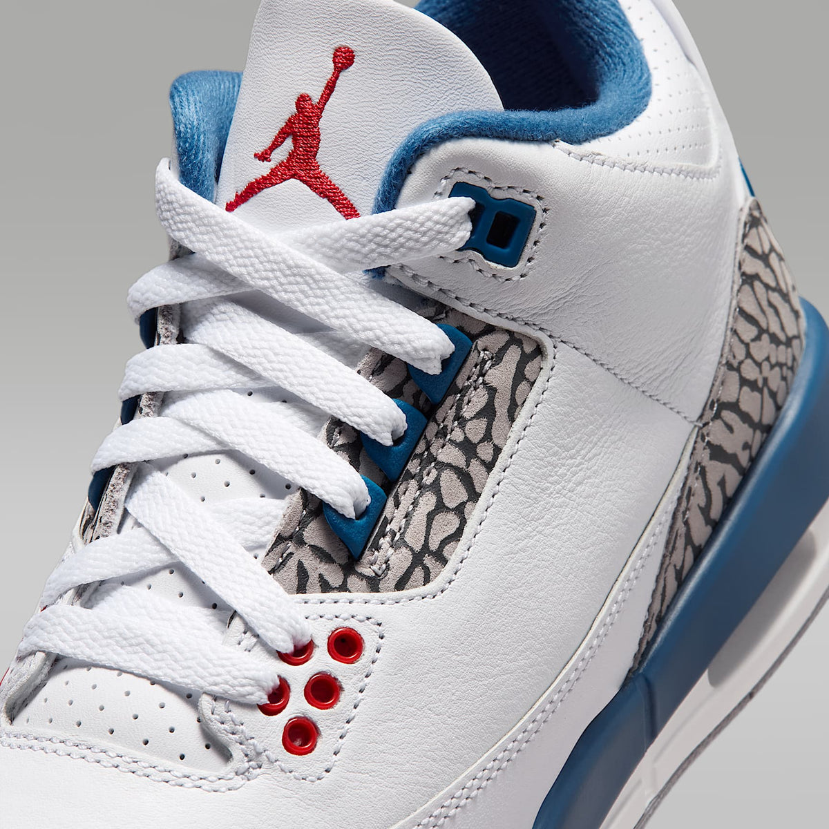 Air Jordan 3 Retro "True Blue" – Blanco/Azul genuino/Gris cemento/Rojo pasión – vista 7