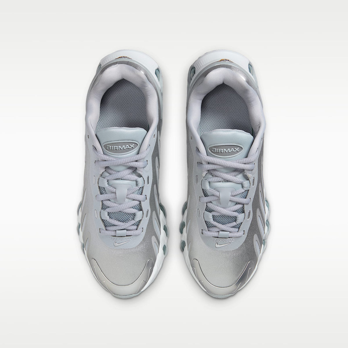 Nike Air Max Dn8 – Gris lobo/Blanco cáscara de huevo/Blanco cáscara de huevo/Plata metalizado – vista 4