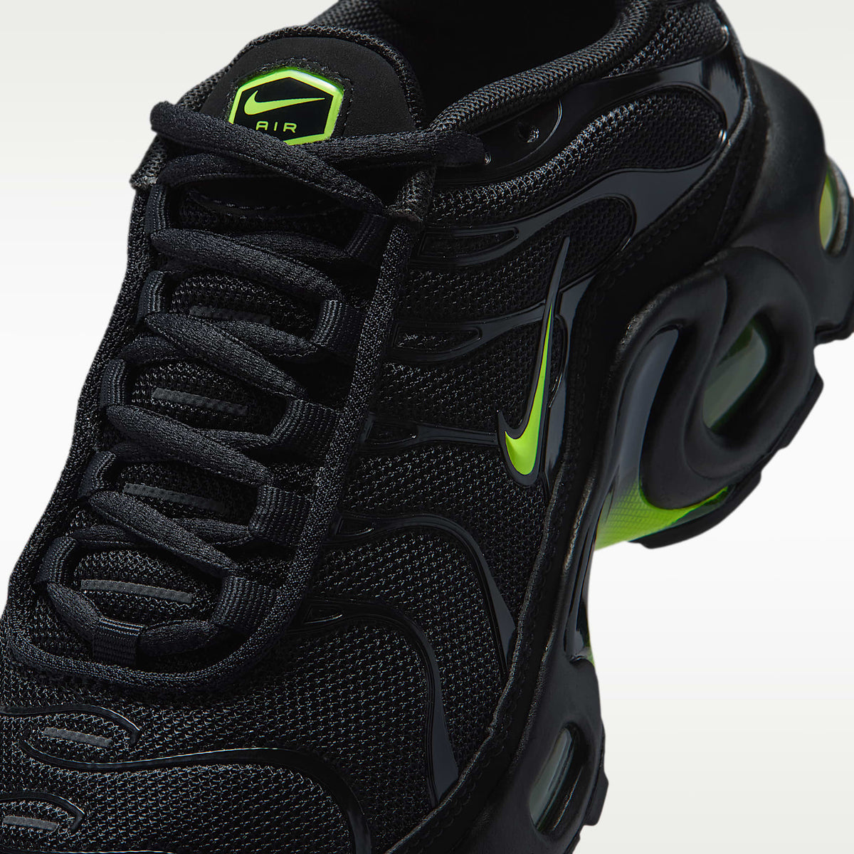 Nike Air Max Plus – Negro/Negro/Hielo volt – vista 7