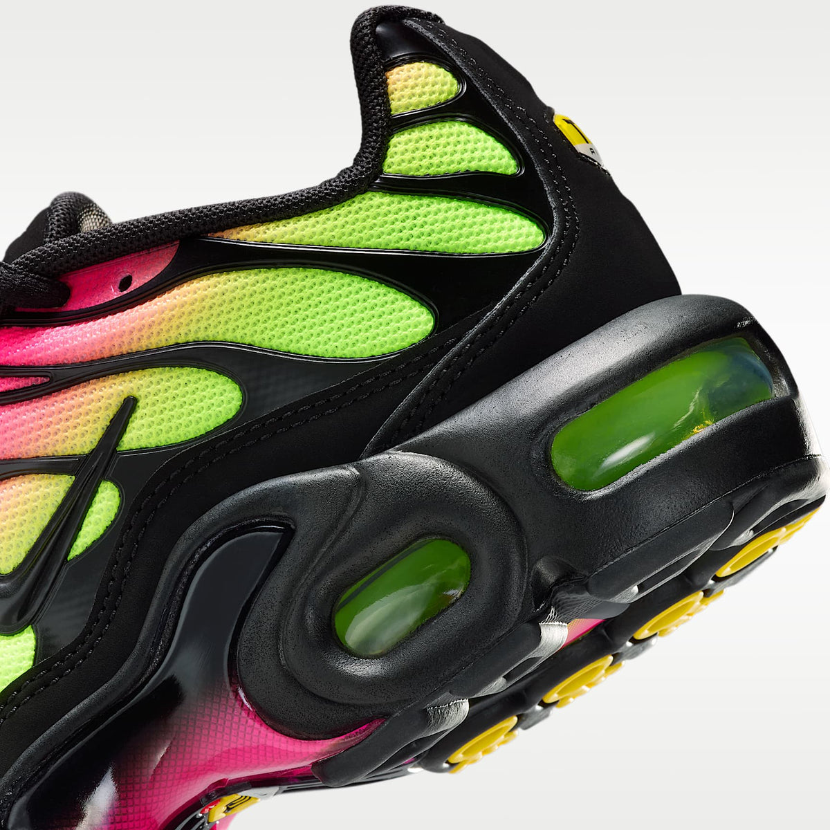 Nike Air Max Plus – Negro/Hiperrosa/Volt/Negro – vista 8