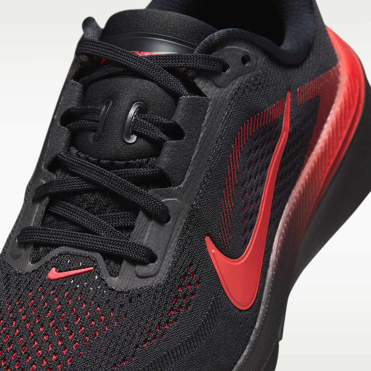 Nike Pegasus 42 – Negro/Rojo universitario/Gris lobo/Carmesí brillante – vista 7
