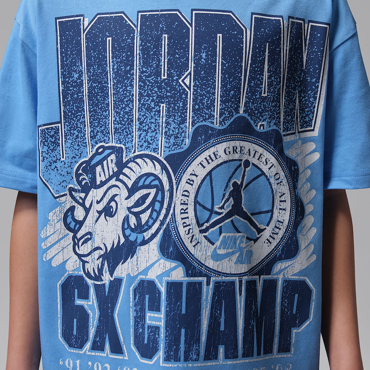 PlayeraAJ11 University Blue Retro GOAT para niños talla grande Jordan – Azul universitario – vista 4