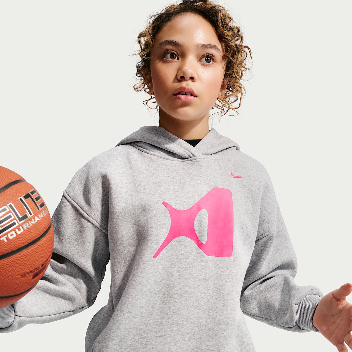 Sudadera con gorro de básquetbol para niños talla grande A'ja Wilson Club Fleece – Platino puro/Jaspeado/Hiperrosa – vista 3