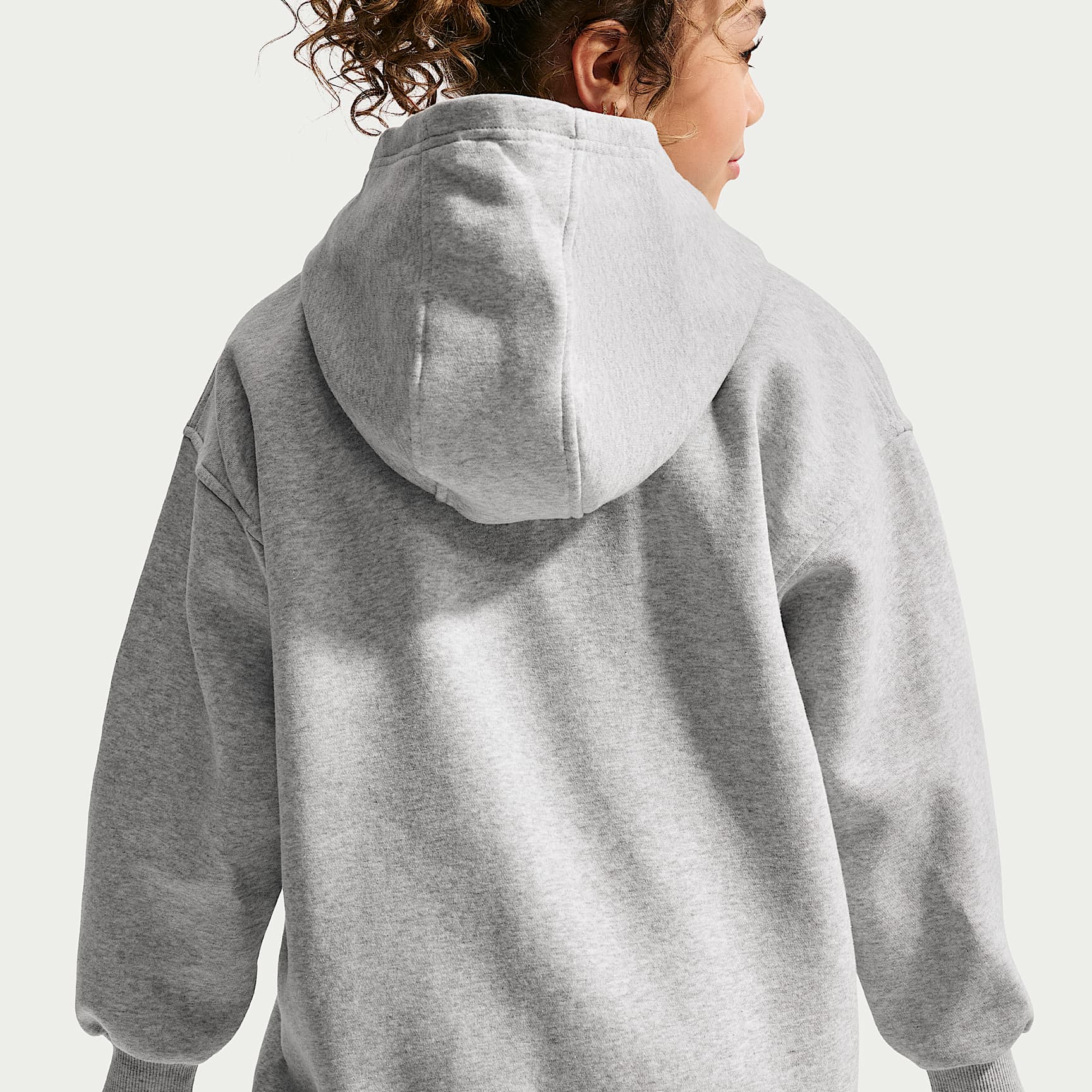 Sudadera con gorro de básquetbol para niños talla grande A'ja Wilson Club Fleece – Platino puro/Jaspeado/Hiperrosa – vista 2