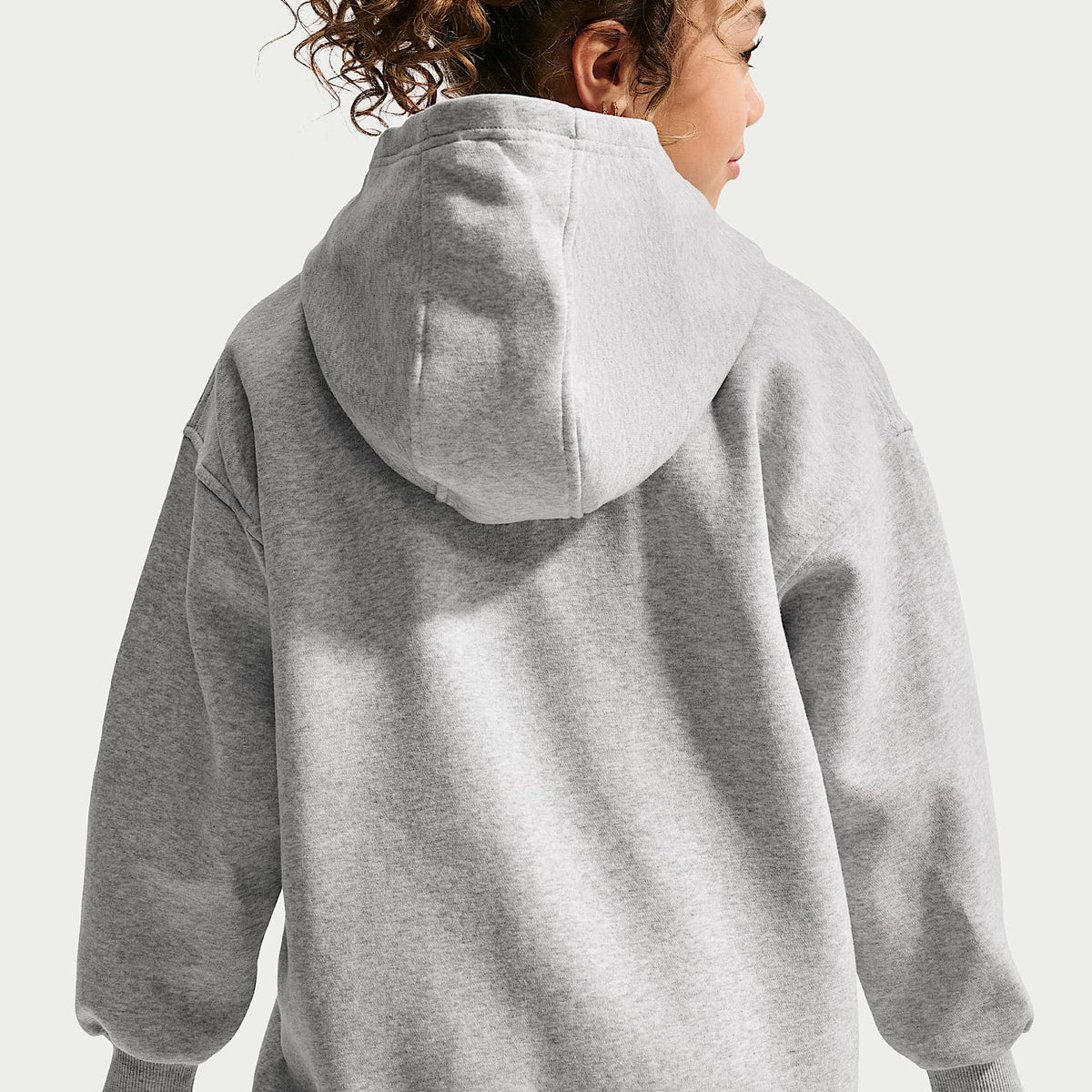 Sudadera con gorro de básquetbol para niños talla grande A'ja Wilson Club Fleece – Platino puro/Jaspeado/Hiperrosa – vista 2