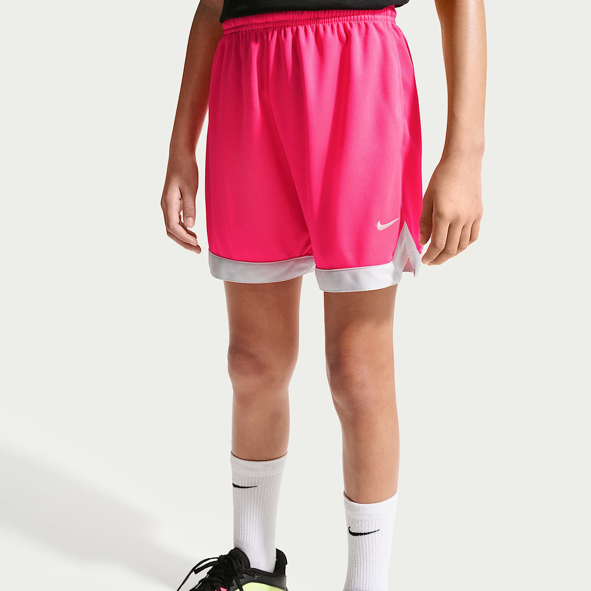 Shorts de básquetbol Dri-FIT para niños talla grande A'ja Wilson – Hiperrosa/Platino puro – vista 3