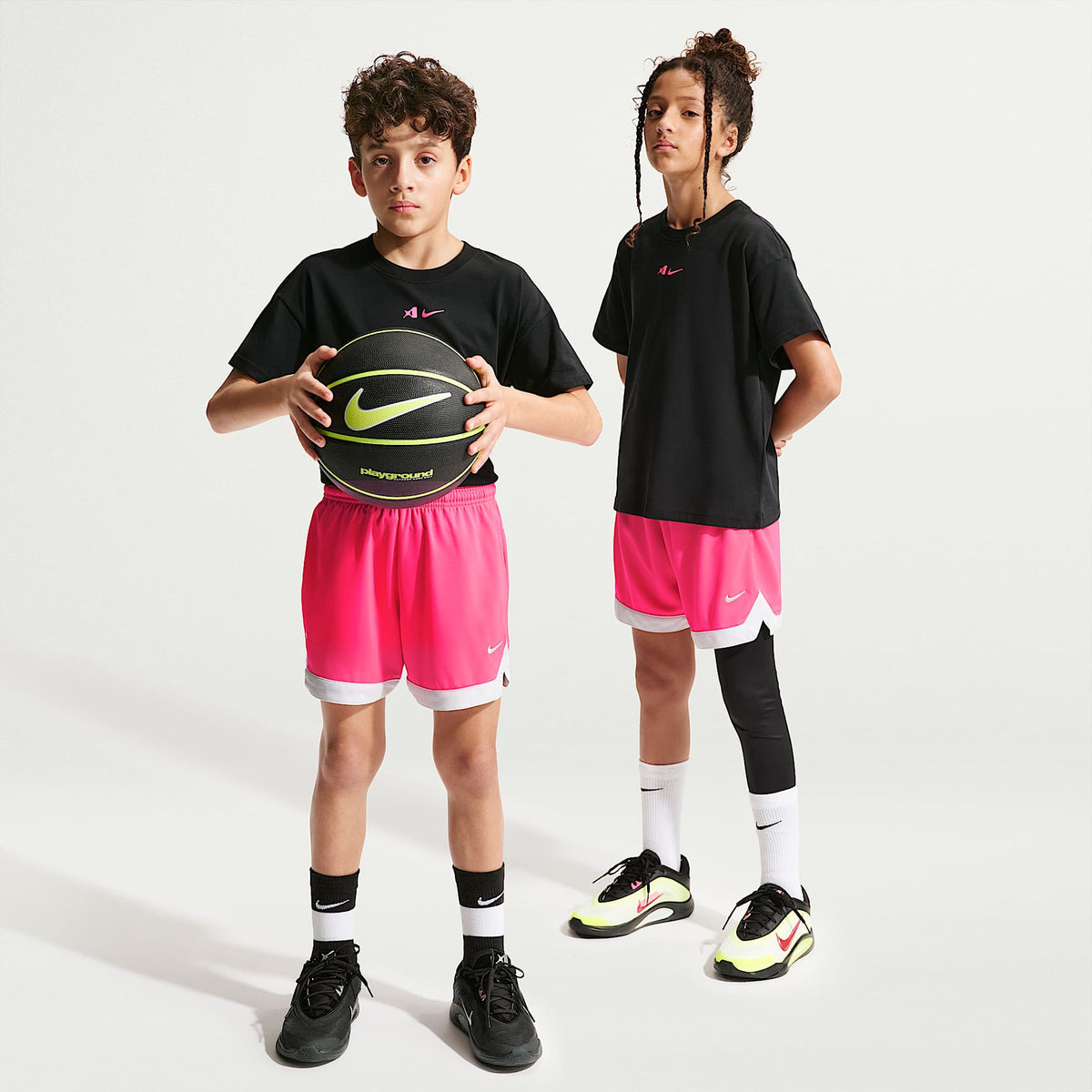 Shorts de básquetbol Dri-FIT para niños talla grande A'ja Wilson – Hiperrosa/Platino puro – vista 1