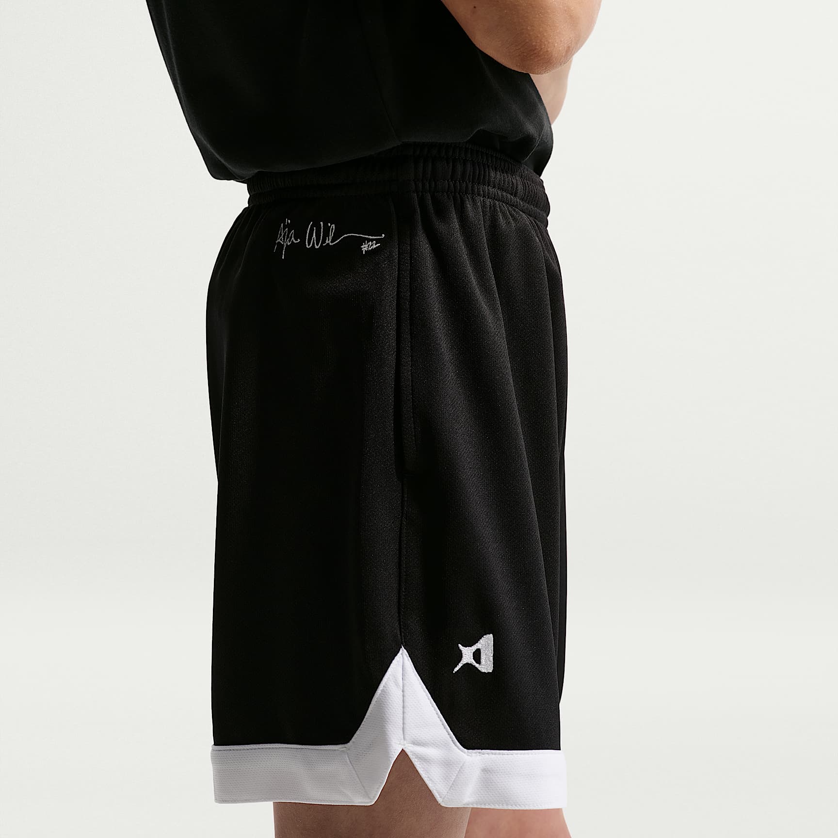 Shorts de básquetbol Dri-FIT para niños talla grande A'ja Wilson – Negro/Blanco – vista 2