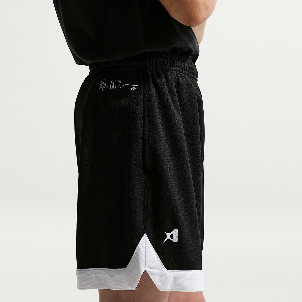 Shorts de básquetbol Dri-FIT para niños talla grande A'ja Wilson – Negro/Blanco – vista 2